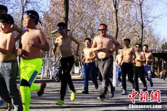 北京15名男孩-10℃赤膊跑引争议，主办方：招募公开自愿
