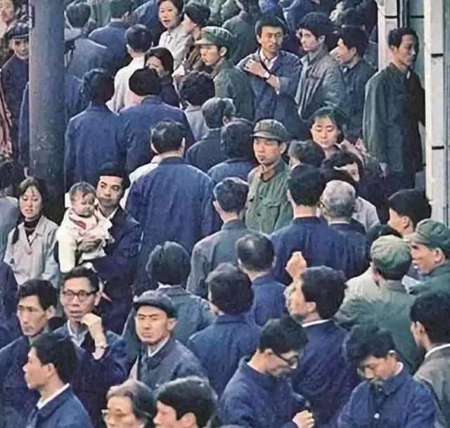 【40年,听ta说】她从中国政法大学辞职去西单站柜台,又把山里绣娘培养