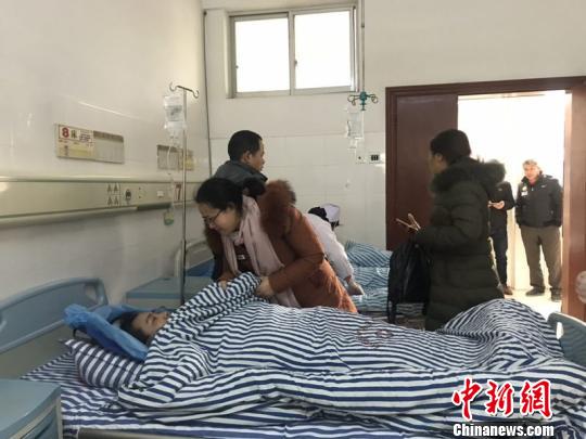 广西5名老师扶贫路上遇车祸 致一死四伤