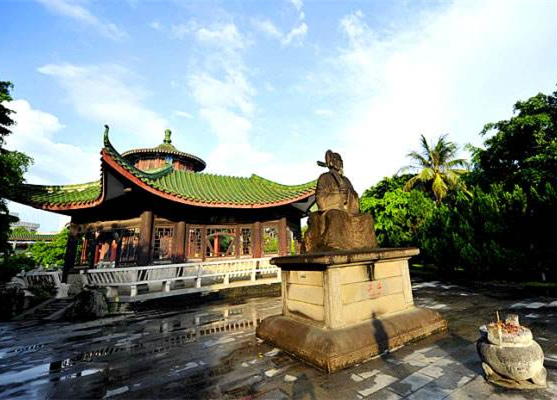 海瑞墓园位于海口市西郊滨涯村,海秀大道左侧的滨涯村.