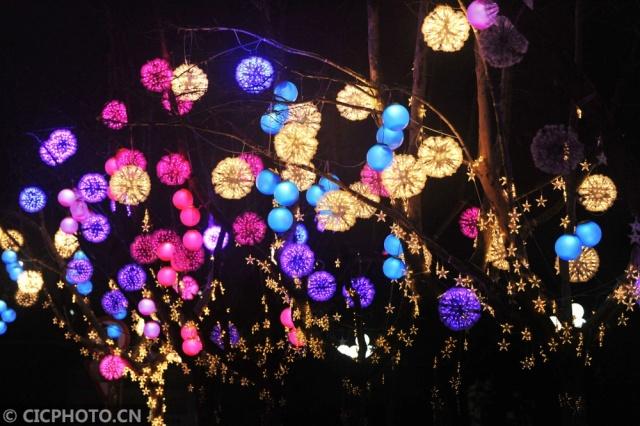 体会中国传统年味 青岛点亮花灯迎新年