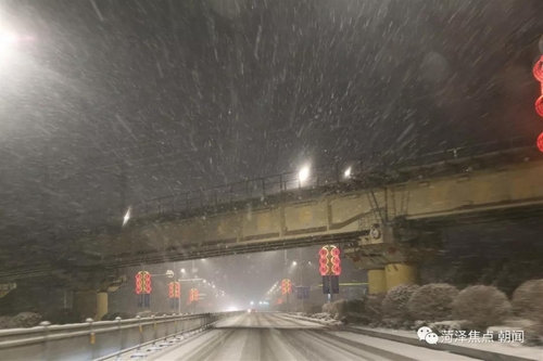 菏泽的雪中景雪中情！雪夜拍摄八个小时，有人爱得热烈、有人活得真诚…