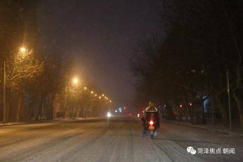 菏泽的雪中景雪中情！雪夜拍摄八个小时，有人爱得热烈、有人活得真诚…