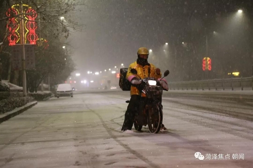 菏泽的雪中景雪中情！雪夜拍摄八个小时，有人爱得热烈、有人活得真诚…