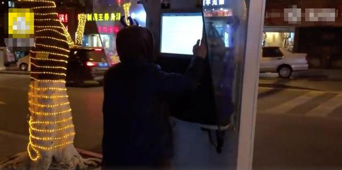 国外恶搞路边电话亭视频,街边电话亭
