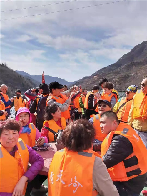 东北万人系列旅游大巴团第二批游客走进青天河