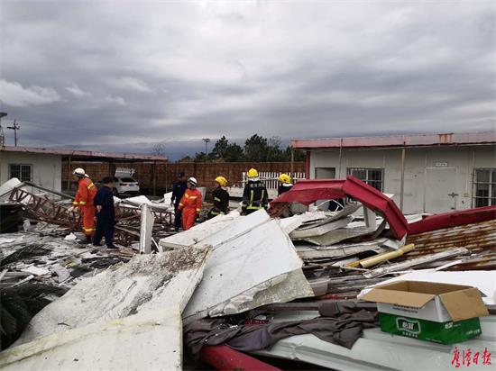 遭受强对流天气 鹰潭中原东驾校钢棚倒塌2人受