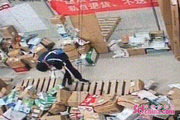 网购退货“狸猫换太子”? 千元蓝牙耳机变成矿泉水