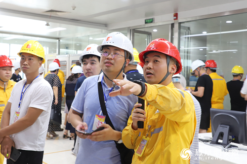 大家首先来到阜阳华润电力有限公司厂区,在佩戴好安全帽,防护耳塞等