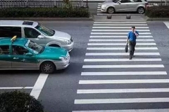 开车撞死闯红灯的行人，到底要不要赔？