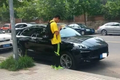 打死都不能车上留电话，尤其是女的！