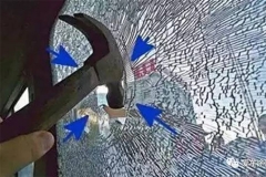 遇紧急情况要砸车窗 到底砸哪块玻璃最划算？