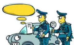 什么样的原因让这辆车背了七百多张罚单！