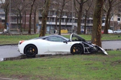 新手开超跑果然很危险，直接将法拉利458开撞树上了