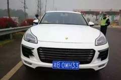 “保时泰”被交警识破，车主吹牛称平时还请司机！