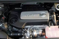 发动机舱很脏，能不能用水冲洗？