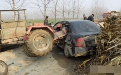 男子开车回农村遭遇尴尬，撞上拖拉机后引得满堂哄笑