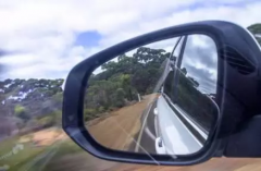 因为一块后视镜两人身亡 提防二次事故