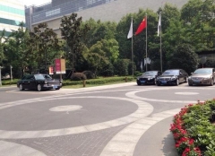 遇到一辆红旗L5，旁边的宾利和奔驰迈巴赫气势上输了一大截