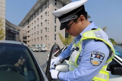 交警正在给你的车拍照，这样做能免受惩罚！
