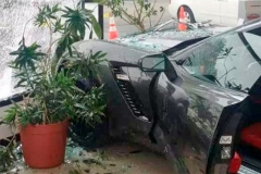 女销售员误踩油门 百万超跑直接撞上展厅玻璃