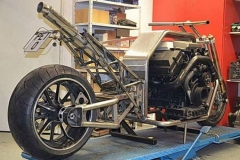 使用宝马双涡轮增压V8的重型摩托车