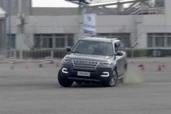 场地试驾长安CS95 谁说大就不灵活？