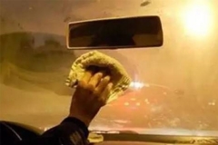 挡风玻璃起雾 开冷风还是热风效果更好？