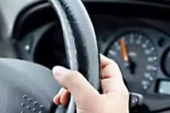 新司机4个开车姿势 一看就知道刚拿驾照