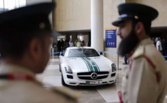 在迪拜 有台豪车你都不敢飙车，因为交警