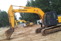 全中国最窝囊的挖掘机！被扁担砸坏了