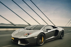 警车开道，几十辆超跑出街引路人围观