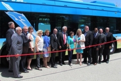 比亚迪向加州交付首辆纯电动铰链式巴士