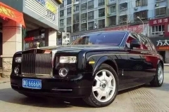 这个屁大点儿的地方有近200辆顶级豪车