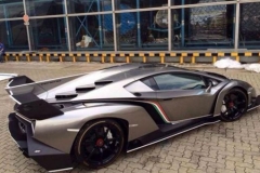 全球仅3台的兰博基尼去加油，众人围观赞叹！