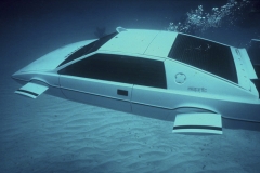 最帅007扮演者罗杰·摩尔，您的爱车已经打包！