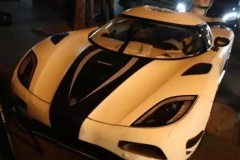 2600万的柯尼塞格现身酒吧门口