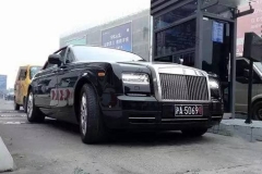 收费站一辆劳斯莱斯，这样的特权车牌我们看不懂