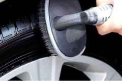 车主们都是怎么洗车的呢，这个习惯会让爆胎几率大很多倍