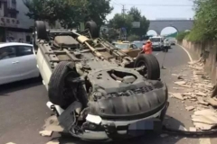 爆胎前一定存在的几个征兆，知道了能保命！