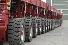 这辆车真的是巨无霸 有一千多个轮胎