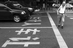 超惊险的5秒！男童被撞飞后头部险被压