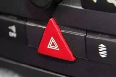 大暴雨天开双闪还是雾灯更稳妥？