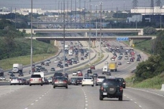 高速车头撞虫子没事？不及时清理永久损伤车漆！