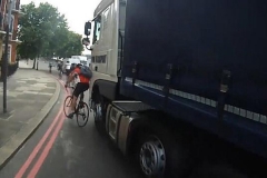 英男子骑自行车“别”卡车 场面惊心