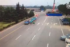 到底谁的责任？女司机撞暴走队！