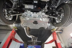 宝马新5系后悬铝换钢 塑料连杆是啥黑科技？