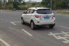 进入待转区，左转时红灯，该走还是该停？