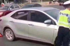 轿车车主撞了一辆自行车, 没想到赔了10万