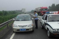 汽车在高速路上爆胎了，停车下来换胎算不算违章？